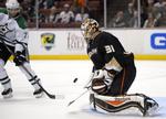 Komet. Ud over tre sejre på stribe har Frederik Andersen i sin første uge som NHL-spiller også fået en ny toårig kontrakt til en værdi af over 6 millioner kroner per sæson. 