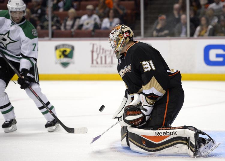 Komet. Ud over tre sejre på stribe har Frederik Andersen i sin første uge som NHL-spiller også fået en ny toårig kontrakt til en værdi af over 6 millioner kroner per sæson. 