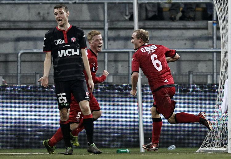 forlænget. FC Nordsjællands Lasse Petry (th) har scoret i opgøret mod FC Midtjylland. 