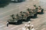 Tankmanden. Manden, som i 1989 på Den Himmelske Fredsplads spærrede vejen for en kolonne kampvogne, blev et symbol på, at svaghed kan vendes til styrke. 