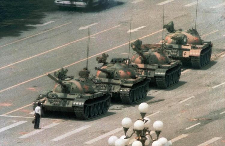 Tankmanden. Manden, som i 1989 på Den Himmelske Fredsplads spærrede vejen for en kolonne kampvogne, blev et symbol på, at svaghed kan vendes til styrke. 
