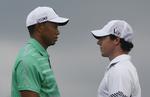 Duel. Tiger Woods (tv) og Rory McIllroy fik begge en millionhyre for anstrengelserne på den kinesiske ferieø. 