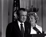 AFGANG. Præsident Richard Nixon med ægtefællen Pat Nixon ved sin side, da han siger farvel til personalet i Det Hvide Hus 9. august 1974. Han måtte trække sig, da Watergate-aflytningerne blev afsløret. 