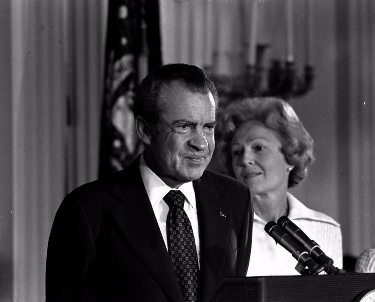 AFGANG. Præsident Richard Nixon med ægtefællen Pat Nixon ved sin side, da han siger farvel til personalet i Det Hvide Hus 9. august 1974. Han måtte trække sig, da Watergate-aflytningerne blev afsløret. 
