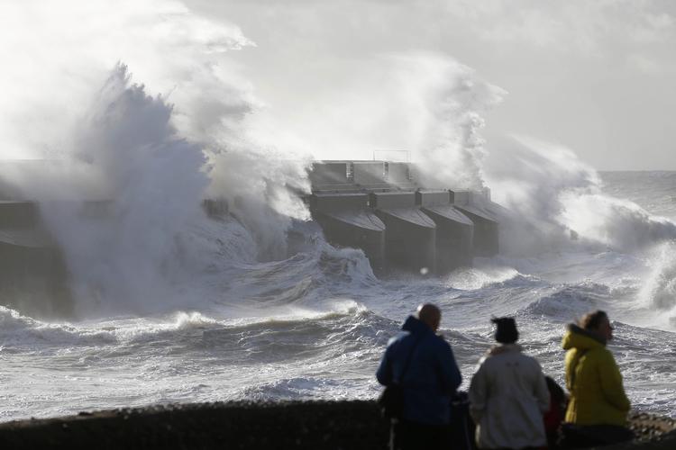 Blæsevejr. Bølgerne hamrede i dag ind over marinaen i den engelske by Brighton. Den samme storm når i eftermiddag til Danmark. 