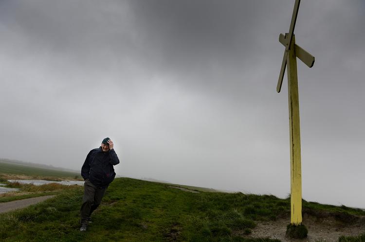 Olav Boesen fra Darum erude og se ved diget Storre Darum- Der er varsel om storm for Midt- og Vestjylland, Østjylland, Syd- og Sønderjylland, Fyn, København og Nordsjælland, Vest- og Sydsjælland samt Lolland-Falster og Bornholm.- Mandag eftermiddag og mandag aften forventes et stormvejr at ramme dele af landet med stormende kuling til storm, 20 til 25 m/s, ved Vadehavet op til stærk storm 28 m/s, skriver DMI i sin varsling. 