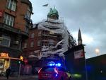 Storm. Kraftige vindstød hærger lige nu København. Et større stillads ved Rådhuspladesen er i fare for at vælte. 