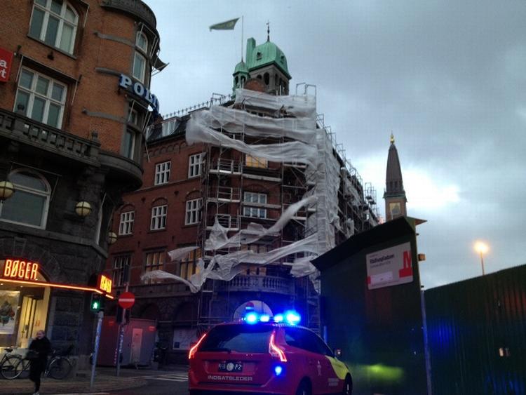 Storm. Kraftige vindstød hærger lige nu København. Et større stillads ved Rådhuspladesen er i fare for at vælte. 