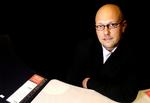 karriereraket. Peter Høgsted begyndte sin karriere ved kassen i Randers. Senest har han stået i spidsen for 30.000 medarbejdere i stor international byggemarkedskoncern. 