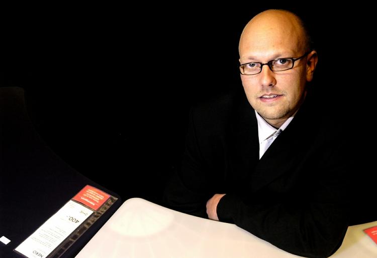 karriereraket. Peter Høgsted begyndte sin karriere ved kassen i Randers. Senest har han stået i spidsen for 30.000 medarbejdere i stor international byggemarkedskoncern. 