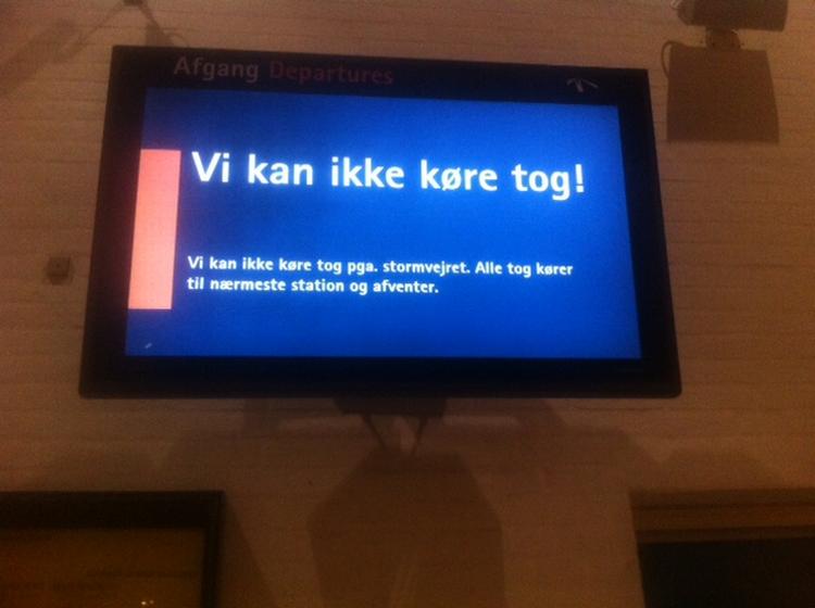 Storm. Skilt på Nyborg Station i aften. 