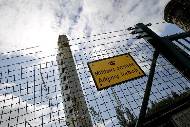 FE. Det har vakt udbredt forargelse, at NSA angiveligt også har overvåget millioner af mail. Men FE skriver i sin årsrapport, at tjenesten også arbejder med elektronisk indhentning af ofte store mængder data, som bliver sorteret og analyseret. 