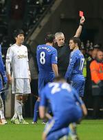 Uværdigt. Eden Hazard fik direkte rødt efter angrebet på bolddrengen i Swansea. 