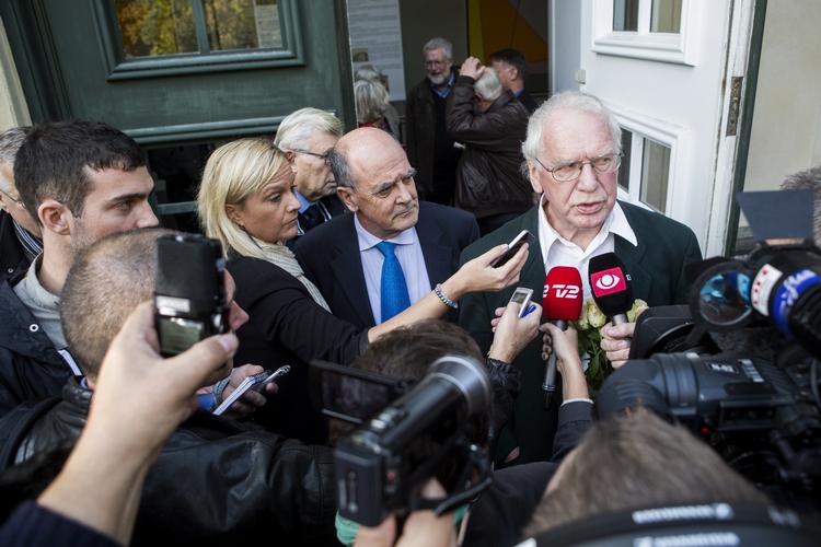 injuriesag. Bent Jensen (th) forlader retslokalet efter landsrettens afgørelse i den forløbne uge. 