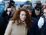 Centrum. Den tidligere chefredaktør for News of the World Rebekah Brooks ankommer til retten i London. 