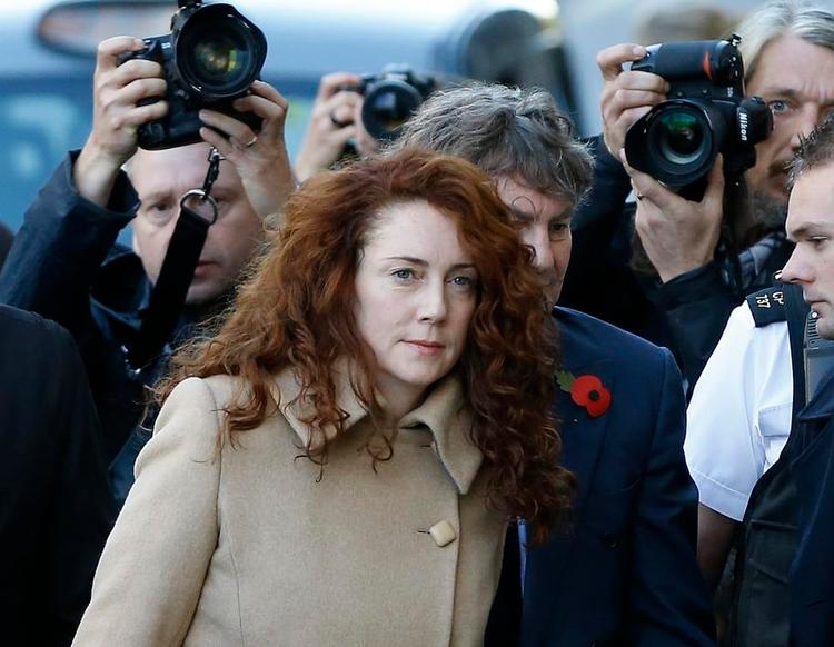 Centrum. Den tidligere chefredaktør for News of the World Rebekah Brooks ankommer til retten i London. 