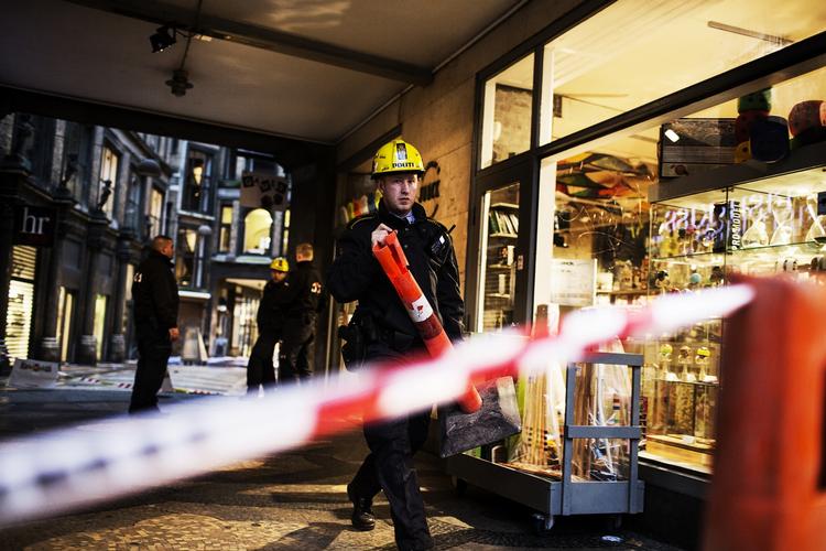 Nedfald. Der er stadig grund til at holde øje med løse genstand, træer og stilladser, melder København Politi. 