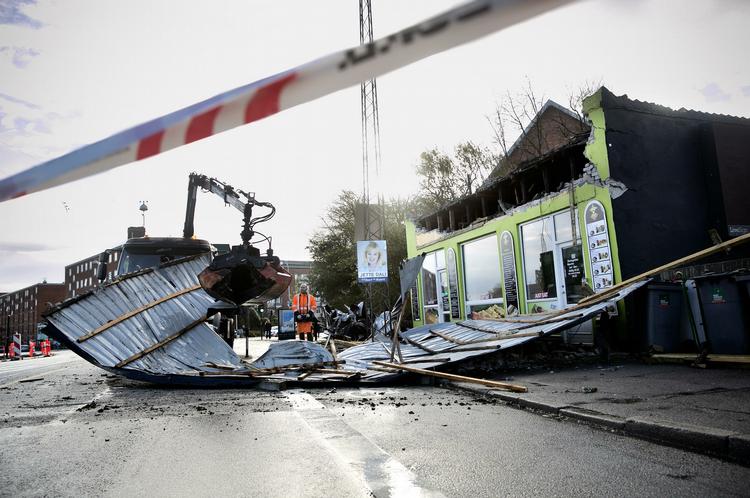 tagløs. Stormen var hård ved tagene i Danmark. Her er det et pizzeria ved Flintholm Station i København, som det er gået ud over. 