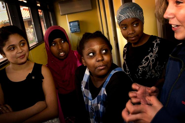 Venter. Eleverne på Amager Fælled Skole er enige om, at man bør holde sig fra toiletterne i den kolde bygning i skolegården. Der lugter af tis og er ulækkert, synes de. Her er det fra venstre Su mal, Siham, Selina, Khadidja og Luna. 