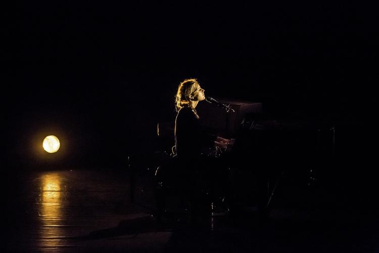 Purt. På grund af stormen var der en del tomme plads i Det Kongelige Teater mandag aften, hvor Agnes Obel gav koncert. 