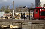 Skader. Omfattende ødelæggelser på Lyngby station, da et tag på en beboelsesejendom ved stationen blæste af og ødelagde køreledningerne og parkerede biler. 
