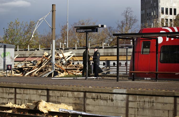 Skader. Omfattende ødelæggelser på Lyngby station, da et tag på en beboelsesejendom ved stationen blæste af og ødelagde køreledningerne og parkerede biler. 