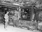 TYVERI. I april 1945 fandt amerikanske soldater et skjult lager af kunst, tyskerne havde stjålet. Her ses soldaterne ved et Manetmaleri i minegangen i Merkers i Tyskland. 