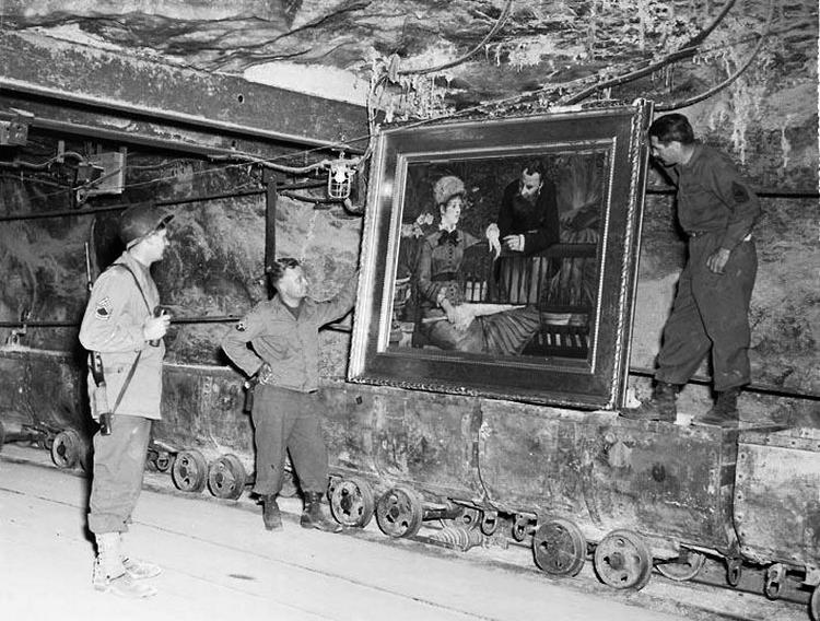 TYVERI. I april 1945 fandt amerikanske soldater et skjult lager af kunst, tyskerne havde stjålet. Her ses soldaterne ved et Manetmaleri i minegangen i Merkers i Tyskland. 