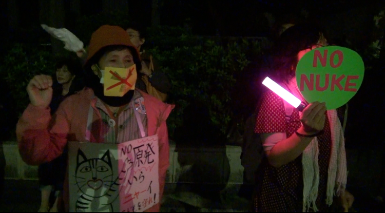 DEMONSTRATION. Der er færre og færre, som protesterer mod atomkraft. Men der er stadig domenstration i Tokyo hver fredag. 