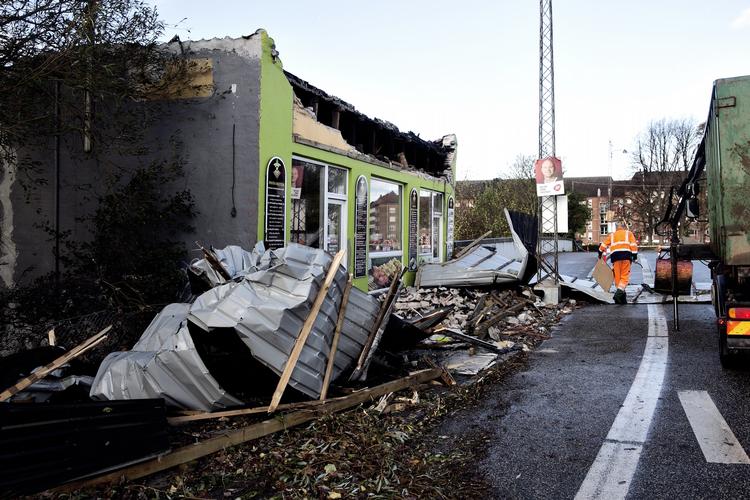 FORSIKRING. Tagskader er det, som folk oftest har ringet og anmeldt efter gårsdagens voldsomme storm. Her er det et pizzaria ved Flintholm Station. 