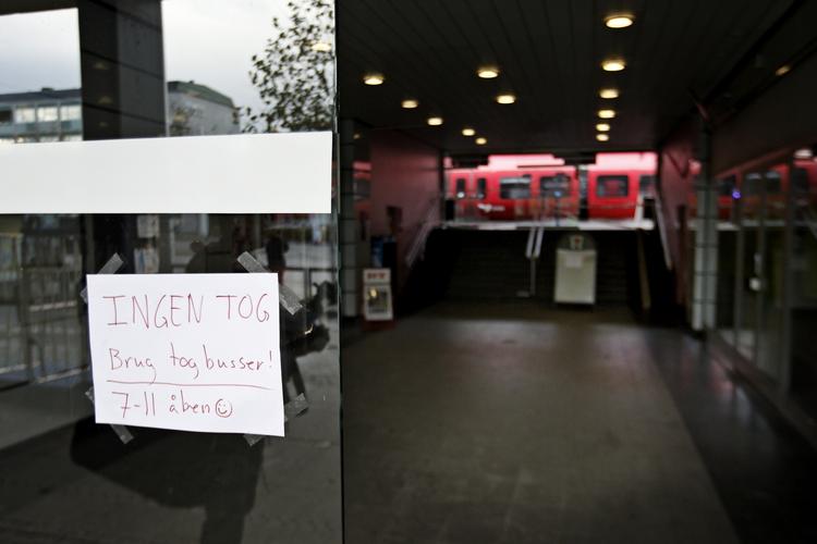 Landet over er en række vigtige togstrækninger mærket af mandagens storm. Nedfaldne Træer og ledninger giver fortsat forsinkelser og aflysninger flere steder. Foto: 