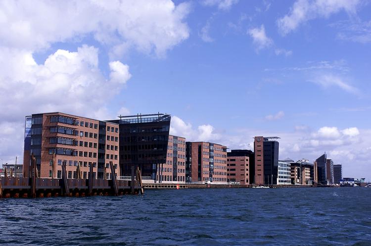 HAVNEGANG. Det skal være lettere at bevæge sig langs havnen - og på tværs af den, mener Københavns Kommune, der planlægger at bygge flere broer i de indre dele af havnen. Kalvebod Brygge er en del af den havnepromenade, der med tiden skal kunne følges hele havnen rundt. 