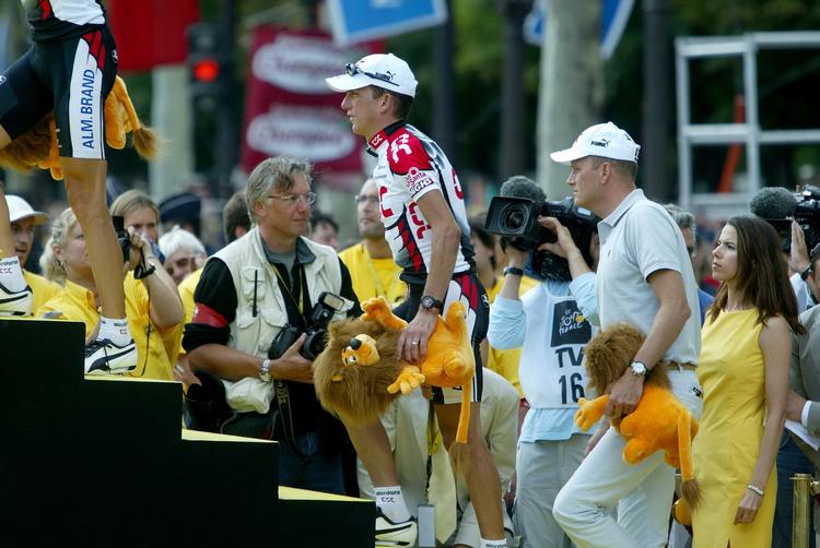 DOPING. Tyler Hamilton (midten) var stjernen på Bjarne Riis' (th) hold i 2002, og derfor blev han sendt til en berygtet dopinglæge, hævder Michael Rasmussen. 