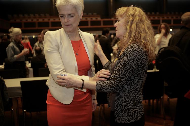 URO. I dag undrer Pernille Frahm (th) sig over, at hendes formand Annette Vilhelmsen (tv) er medunderskriver det brev, der nu får hele solcellesagen til at bluse op igen. (Arkivfoto) 