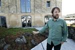 Noma. René Redzepi forklarer, hvordan den nye beplantning skal forskønne restaurantens udeareal og samtidig holde nysgerrige på afstand. 