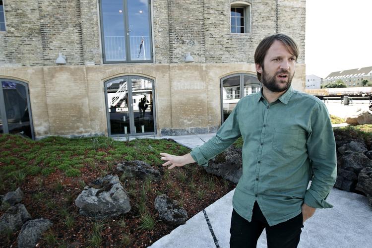 Noma. René Redzepi forklarer, hvordan den nye beplantning skal forskønne restaurantens udeareal og samtidig holde nysgerrige på afstand. 