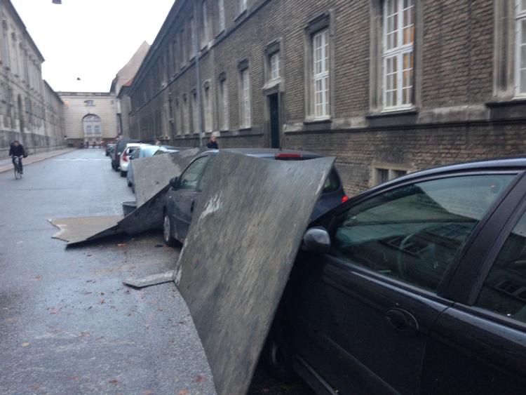nedfald. Mange biler blev skadet under gårsdagens storm. 