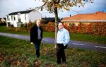 Forskel. Flemming Vernager (tv.) betaler 6.065 kroner mere i grundskyld end Brian Damgaard, selvom de to naboers grunde er ens. Uforståeligt, siger de. 