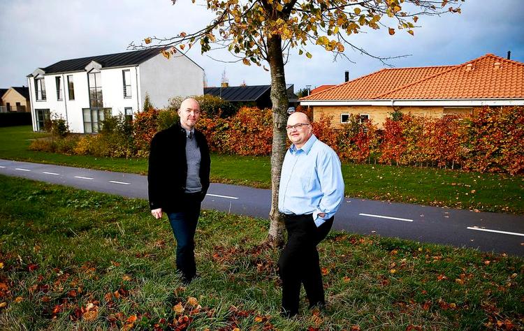 Forskel. Flemming Vernager (tv.) betaler 6.065 kroner mere i grundskyld end Brian Damgaard, selvom de to naboers grunde er ens. Uforståeligt, siger de. 