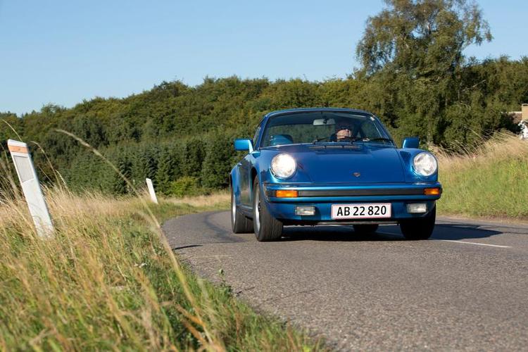 Ønskebil. De sommerlige omgivelser må man drømme om, men bilen, en Porsche 911 fra 1978, kan man godt jagte nu. 