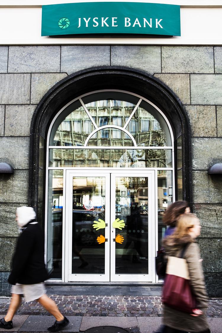 dyrere. Jyske Bank hæver på fredag prisen for at oprette en grundkonto fra 400 til 925 kroner. 