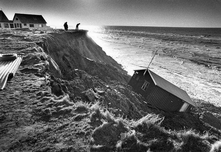 81-stormen. Novemberstormen i 1981 var en af de hårde med 188.000 registrered skader. Her er en af dem ved skrænten i Lønstrup. 