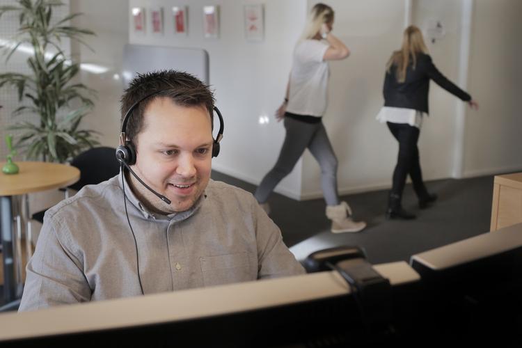 HEJ. Kunderne kan face-time, chatte eller holde videomøde med rådgiveren, hvis de har lyst. De fleste nøjes dog med at tale med hende eller ham - her Christian Harly Sørensen - i telefonen. 