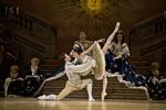 Dans. Det Kgl. balletkompagni har nogle af verdens bedste dansere. Dem kan du se træne helt gratis. Her er det dansere fra forestillingen 'Tornerose'. 