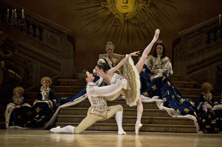 Dans. Det Kgl. balletkompagni har nogle af verdens bedste dansere. Dem kan du se træne helt gratis. Her er det dansere fra forestillingen 'Tornerose'. 