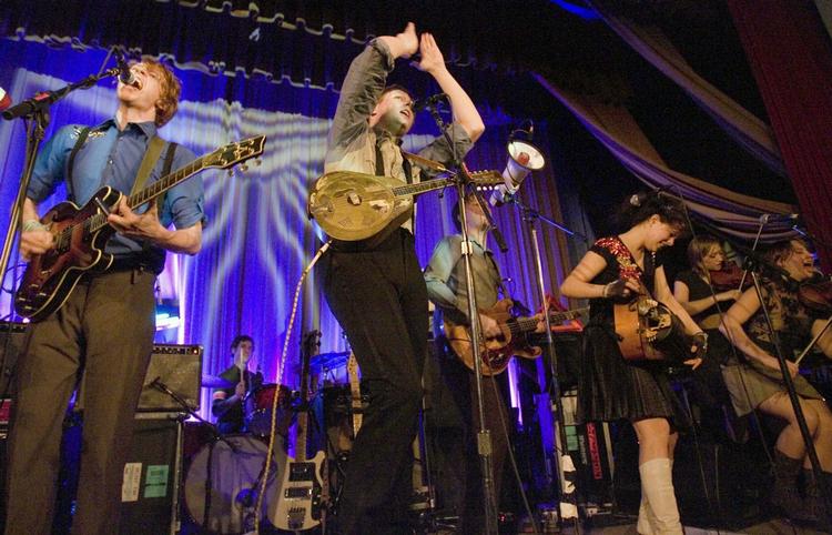 Koncert. Arcade Fire er ude med nyt album, som er værd at lytte til ifølge de danske anmeldere. 