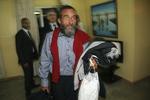 frigivet. Fire franskmænd, der blev taget som gidsler af al-Qaeda i Niger i 2010, kunne onsdag vende hjem til Frankrig efter et tre år langt mareridt. Daniel Larribe var en af gidslerne. 