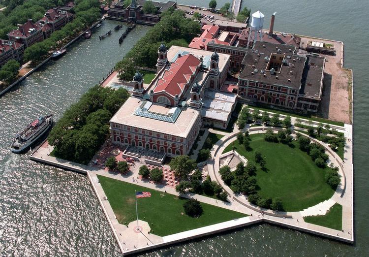 Genåbning. Stormen Sandy, der hærgede New York 29. oktober sidste år, var hård ved Ellis Island. Men nu kan stedet igen besøges. 