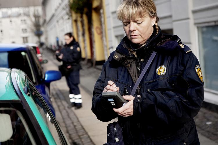 bøder. Fremover skal en ulovlig langtidsparkering kunne udløse tre bøder i stedet for blot en enkelt, mener regeringen. 