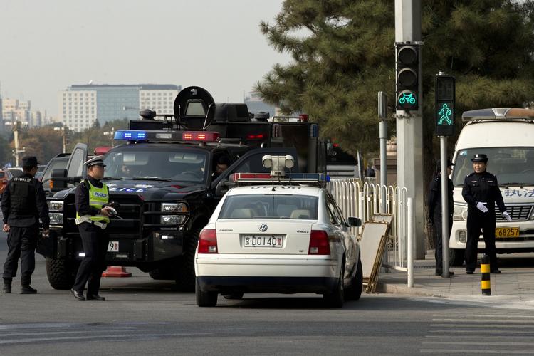 Terror. De kinesiske myndigheder mener, at det var et »terroranslag« på Den Himmelske Freds Plads i Beijing, da flere personer i en firehjulstrækker kørte ind i en folkemængde. 